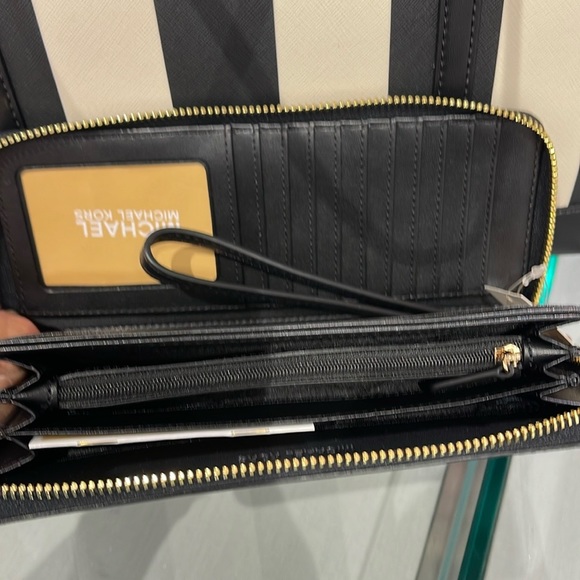 MICHAEL KORS JST 
Leather Continental Wristlet Phone Case Wallet
Black Multi
NWT - Picture 10 of 16